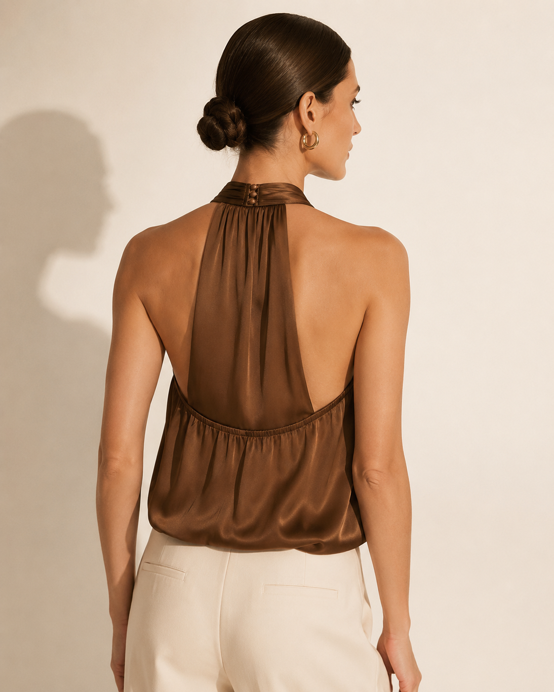 Brun Satintopp med Drapering och Polokrage