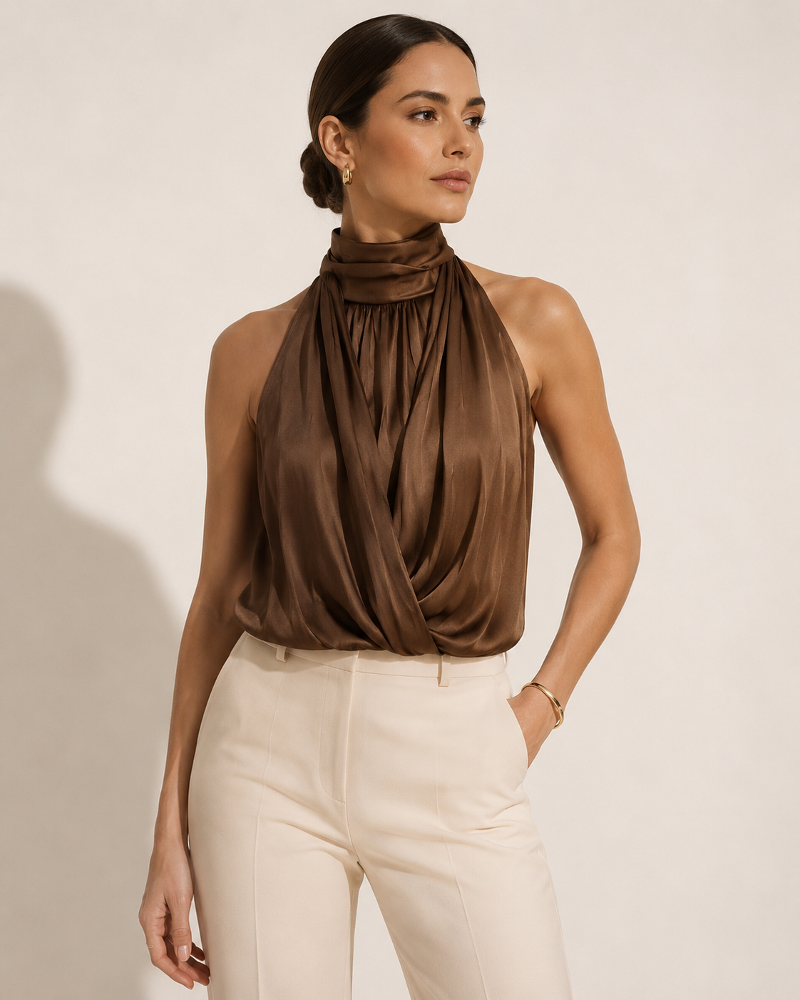 Brun Satintopp med Drapering och Polokrage