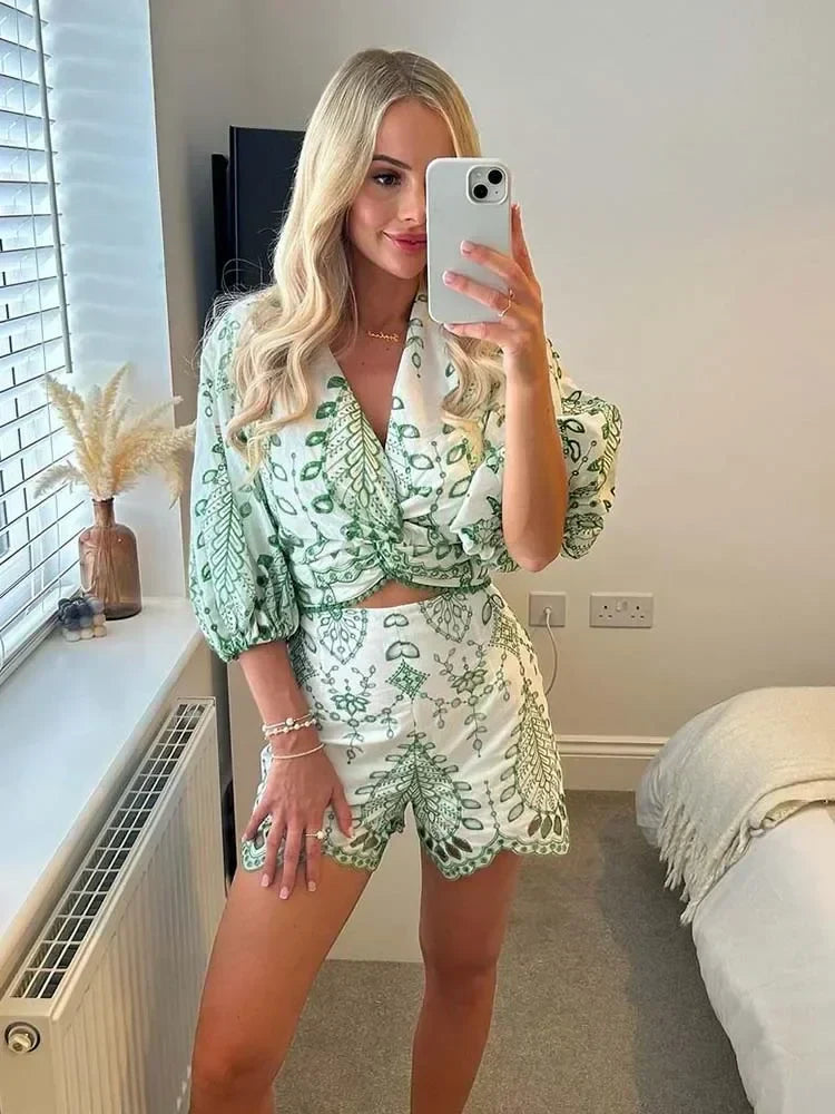 Grön Broderad Kort Topp och Shorts i Matchande Set