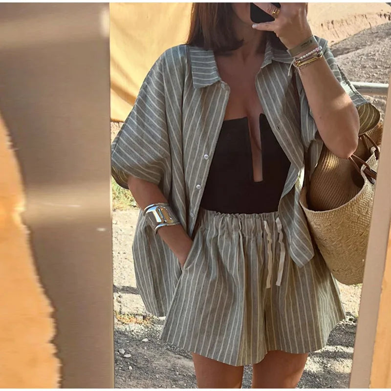 Randig Skjorta och Vida Shorts i Matchande Set
