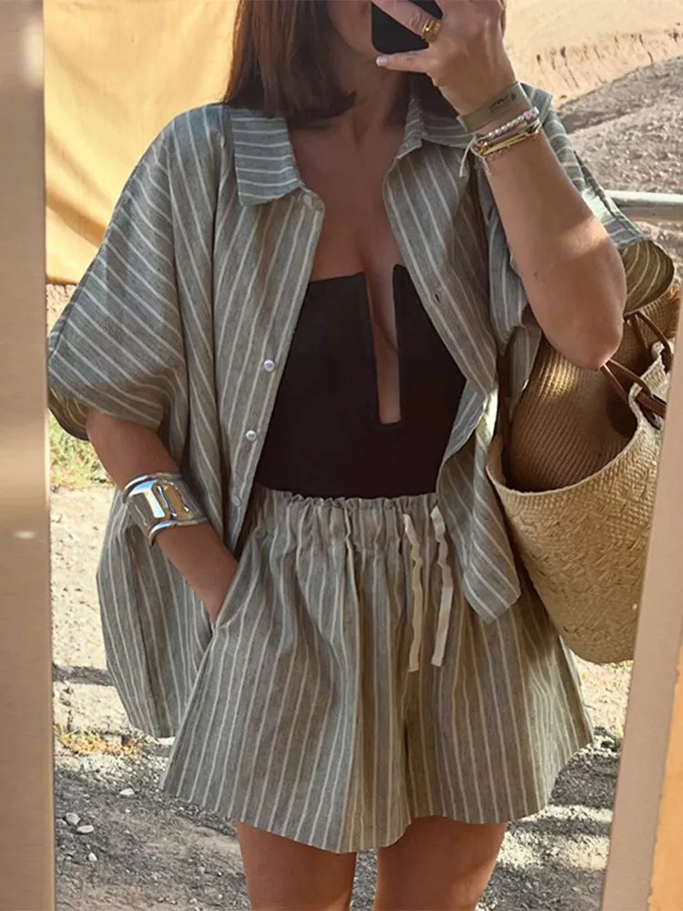 Randig Skjorta och Vida Shorts i Matchande Set
