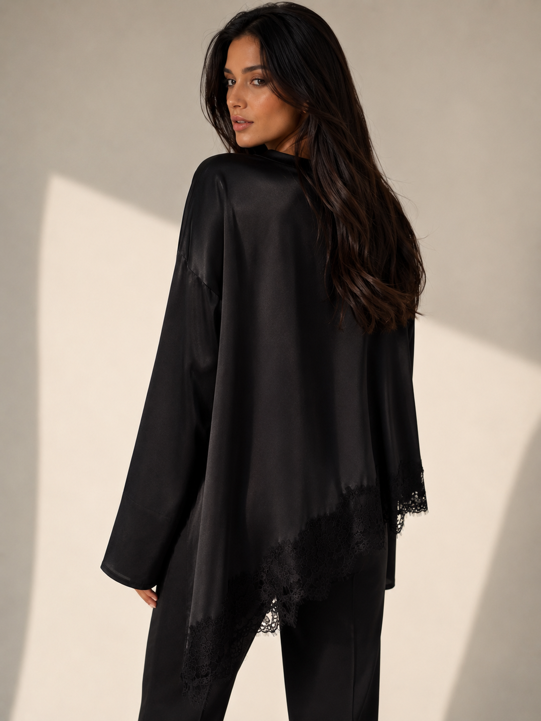 Svart Blus med Spetsdetaljer och Rund Hals