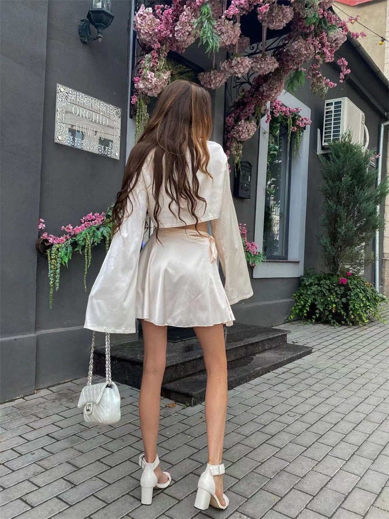 Vitt Set i Satin med Asymmetrisk Kjol