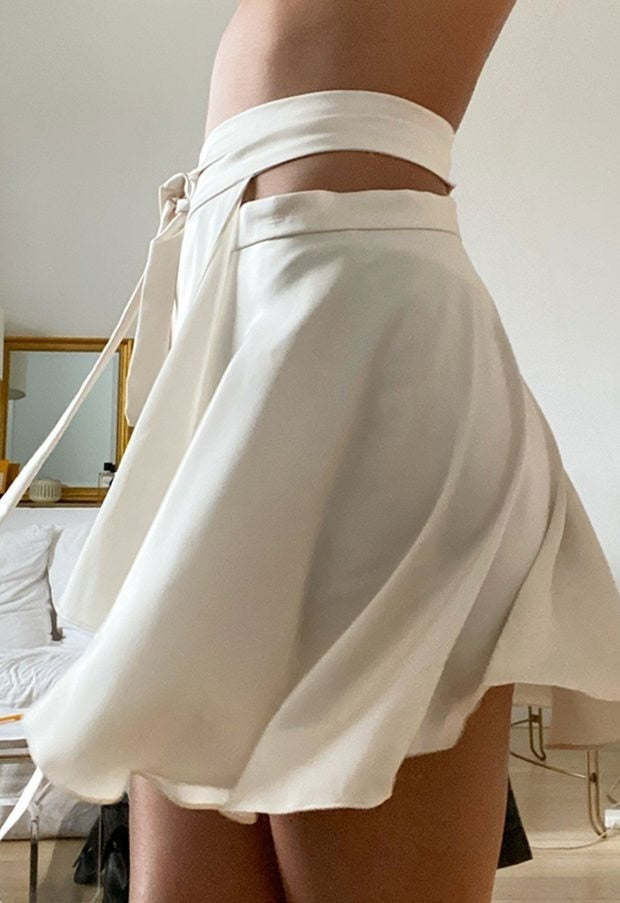 Vitt Set i Satin med Asymmetrisk Kjol