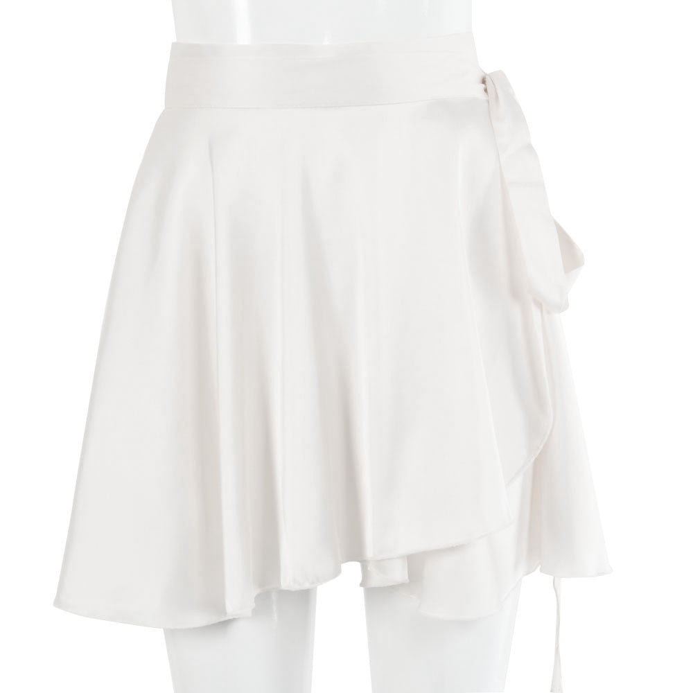 Vitt Set i Satin med Asymmetrisk Kjol