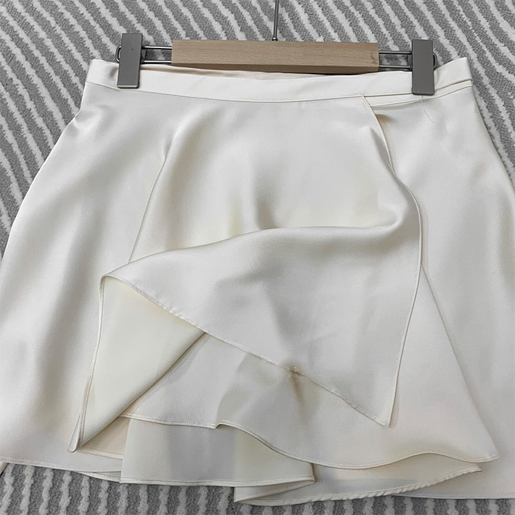 Vitt Set i Satin med Asymmetrisk Kjol