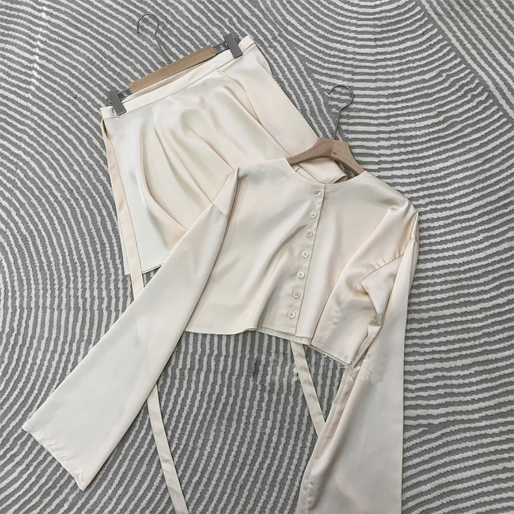 Vitt Set i Satin med Asymmetrisk Kjol
