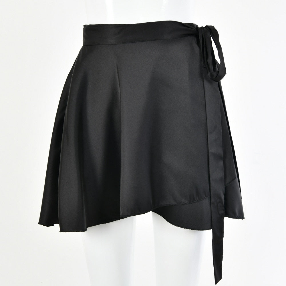 Vitt Set i Satin med Asymmetrisk Kjol