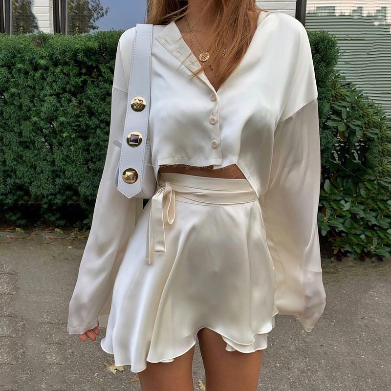 Vitt Set i Satin med Asymmetrisk Kjol